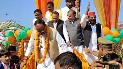 Bhadohi: डिप्टी सीएम ब्रजेश पाठक के साथ दिखे सपा विधायक जाहिद , लाल टोपी के सवाल पर ली चुटकी लाल टोपी में नजर आए सपा विधायक जाहिद बेग