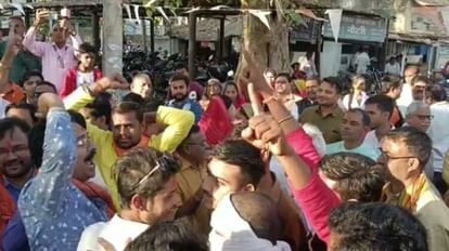 बालोद में प्रदर्शन करते हिंदू संगठनों के कार्यकर्ता।