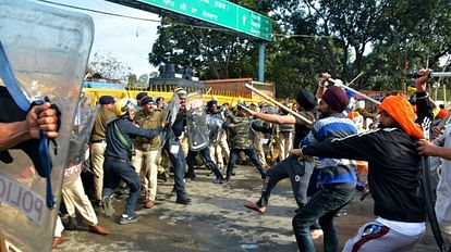प्रदर्शनकारियों ने पुलिस पर किया हमला