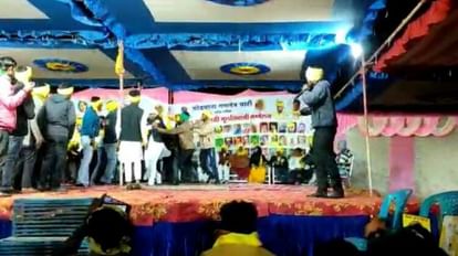 एससी मोर्चा अध्यक्ष की पिटाई करते गोंडवाना गणतंत्र पार्टी के युवा