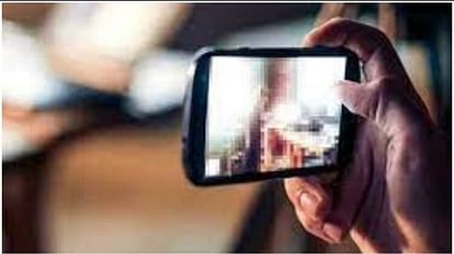 Bhopal: भेल के अधिकारी को हनीट्रैप में फंसाकर डेढ़ लाख ऐंठे, पुलिसकर्मी बनकर पहुंचा था बदमाश 1.5 lakh swindlers by honey-trapping a BHEL officer, disguised as a policeman