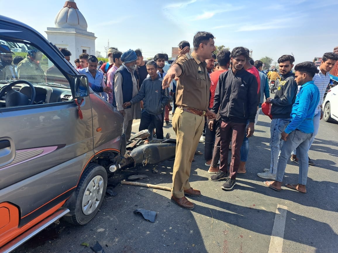 Baghpat: collision between bike and eco of four youths going to gym, two killed
