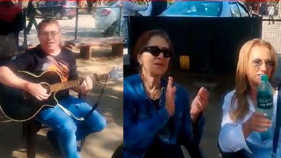 Enchanting music of Israeli tourist group Gulistan parking became devotional with Krishna Bhajan in hindi