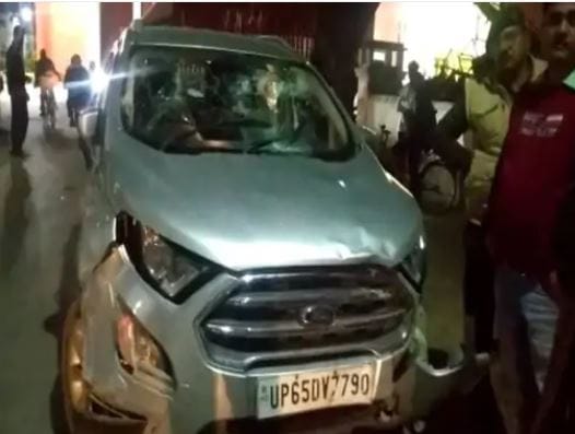 BHU: Six people injured by assistant professor's car, people broke glass and thrashed him, admitted to trauma