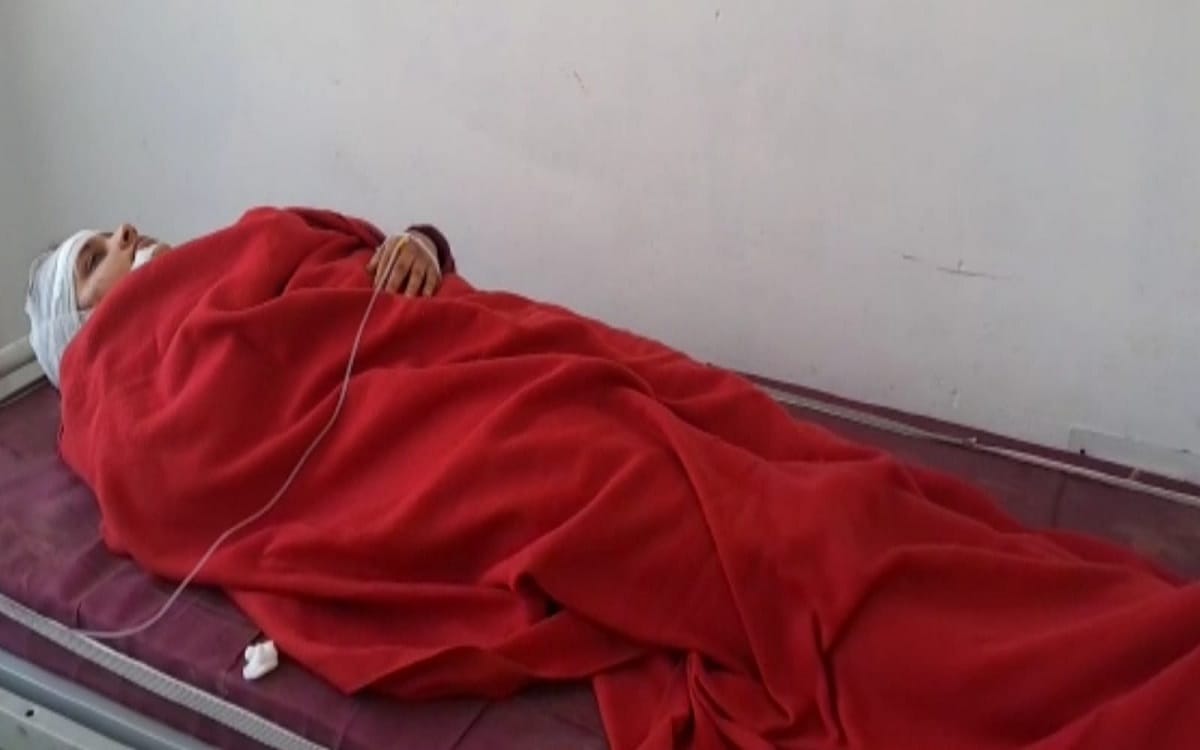 knife attack on girl who went to appear for B.Ed exam in azamgarh attacker beaten to death by people