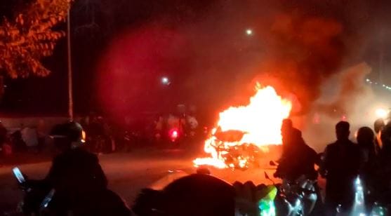 Bihar News: The car started burning after hitting the bullet, two bike riders were injured
