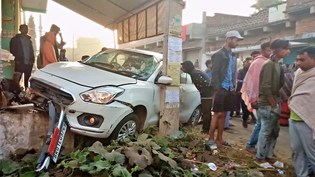 Bihar Car crushed many people including dog-goat in Nalanda two died