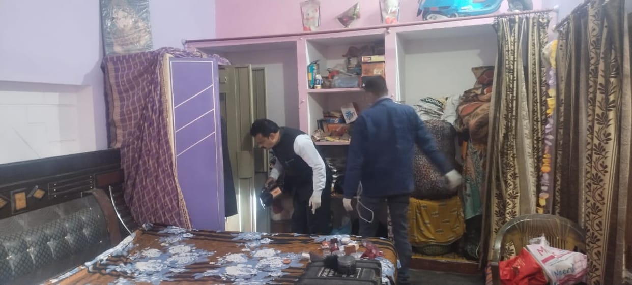 Bijnor : Robbry in a house, badmash theft gold worth of forty lacks ,police engage in investgation