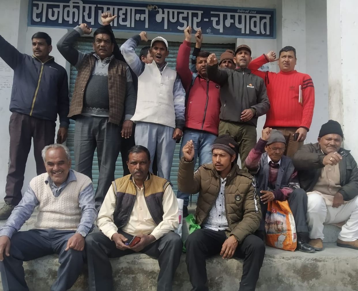 Locking of cheap street shops, demonstrated in front of the godown