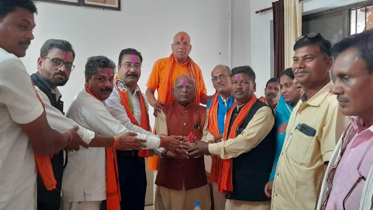 retired police inspector honored with president medal join bjp in gariaband