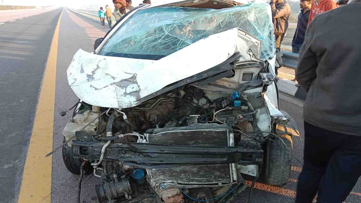 Kannauj: Uncontrollable car collided with divider and overturned, three people injured