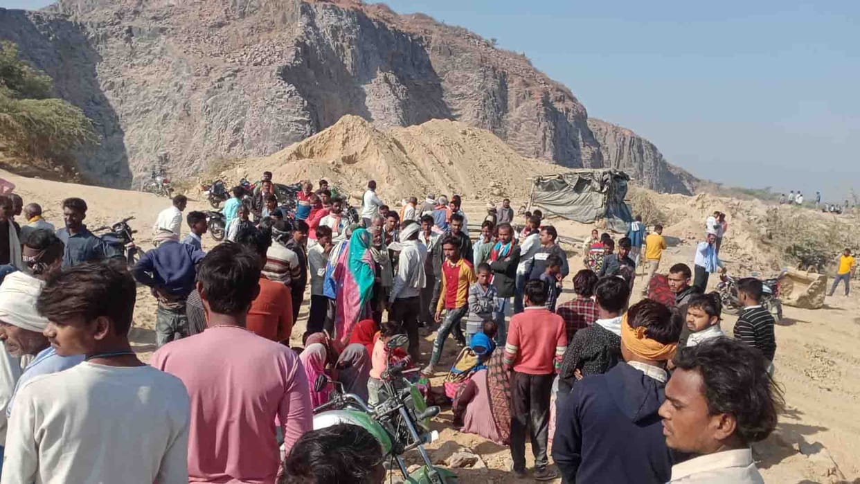 Mahoba: Two workers died due to falling stone while working on the mountain