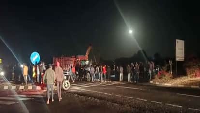 Truck collided with car in Seoni, four people including husband and wife died