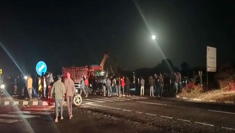 Truck collided with car in Seoni, four people including husband and wife died