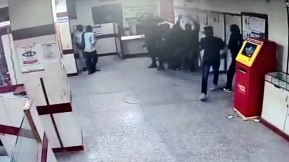 six miscreants entered bank with weapons and looted manager and staff hostage In Dhaulpur