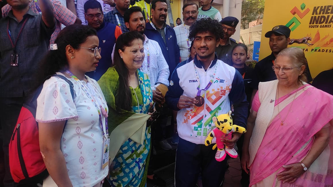 Sports Minister Yashodhara Raje said – Hockey and athlete turf will be made in Indore