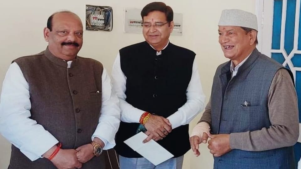 Uttarakhand: Harish Rawat reached Pritam singh house talked in closed room for an hour