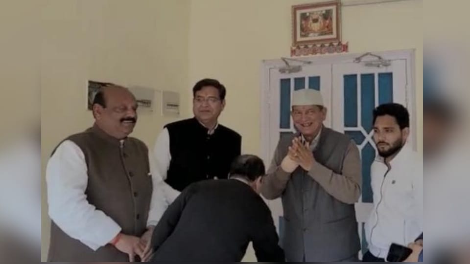 Uttarakhand: Harish Rawat reached Pritam singh house talked in closed room for an hour