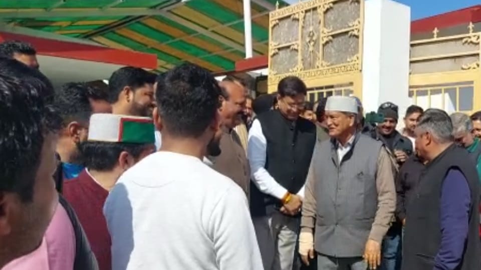 Uttarakhand: Harish Rawat reached Pritam singh house talked in closed room for an hour