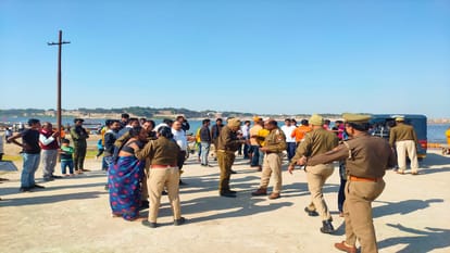 Youth drowns in Yamuna while taking selfie while standing on boat, dies