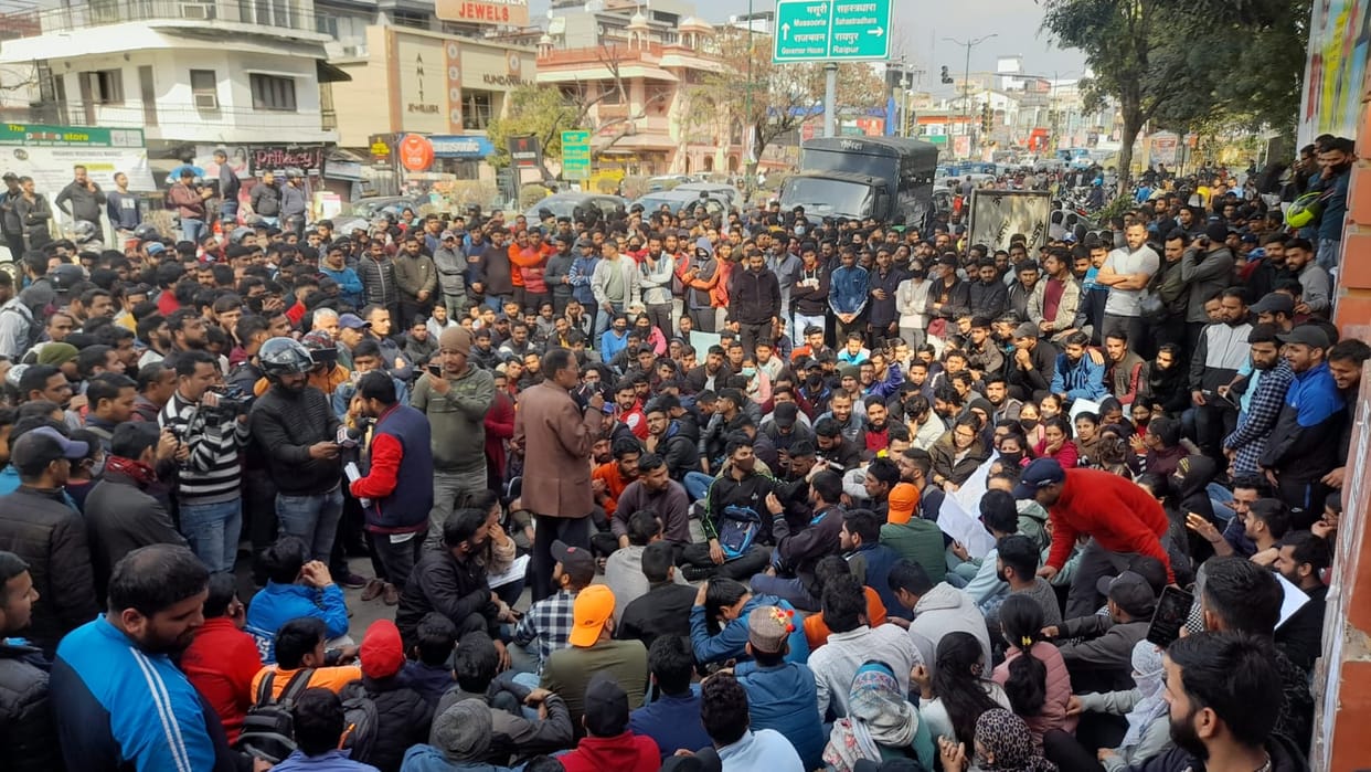 Youths Protest recruitment scams in Uttarakhand Gandhi park read more updates in hindi