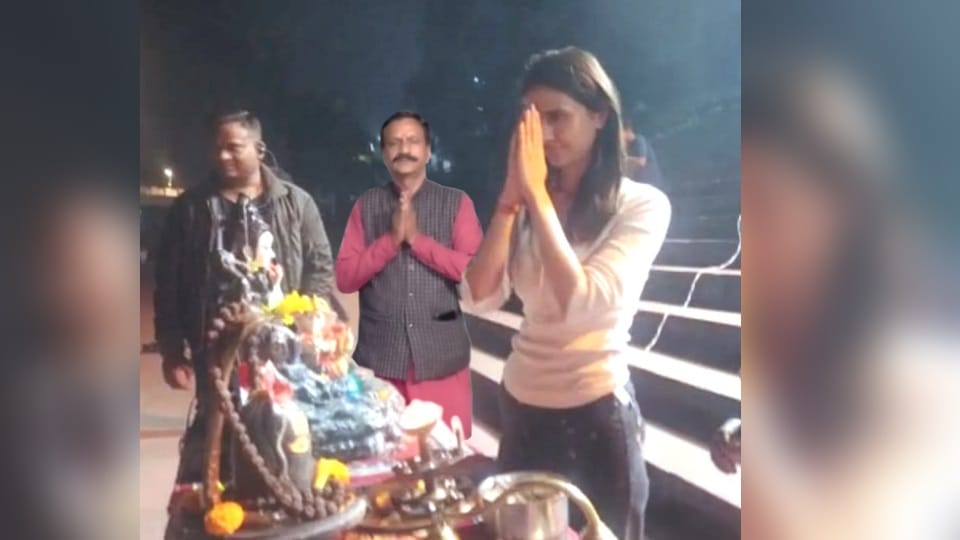 Bollywood actress Vaani Kapoor reached Rishikesh and Offer ganga aarti
