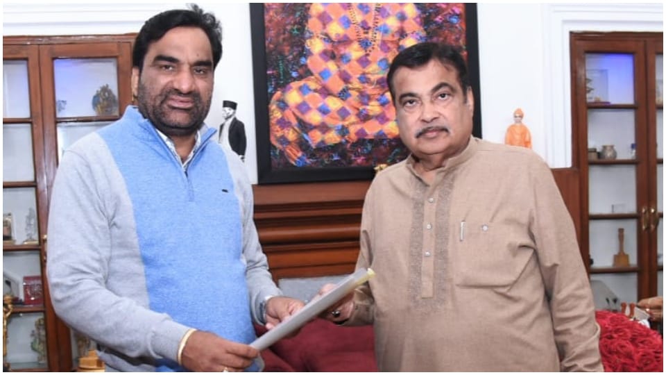 RLP MP Hanuman Beniwal meets Nitin Gadkari in Delhi before Rajasthan tour