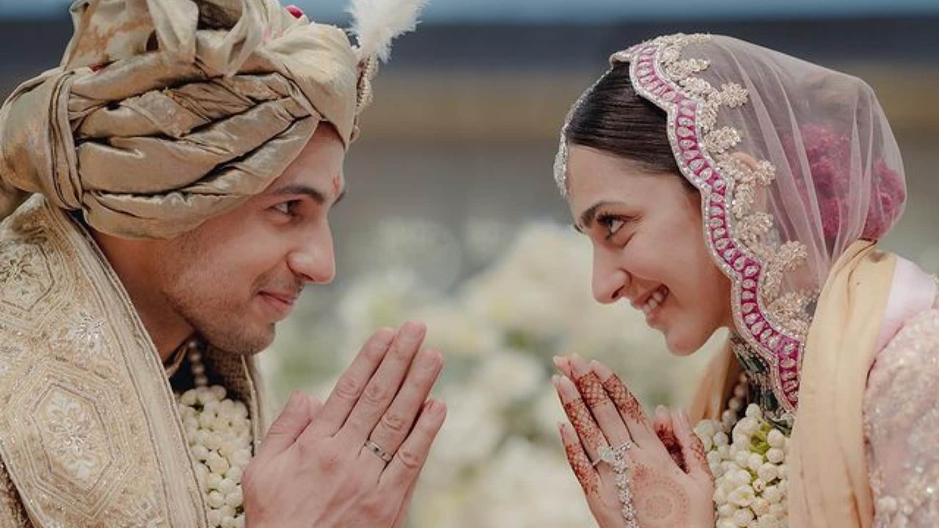 Sidharth Kiara wedding couple spotted on jaisalmer airport see first image marriage in rajasthan