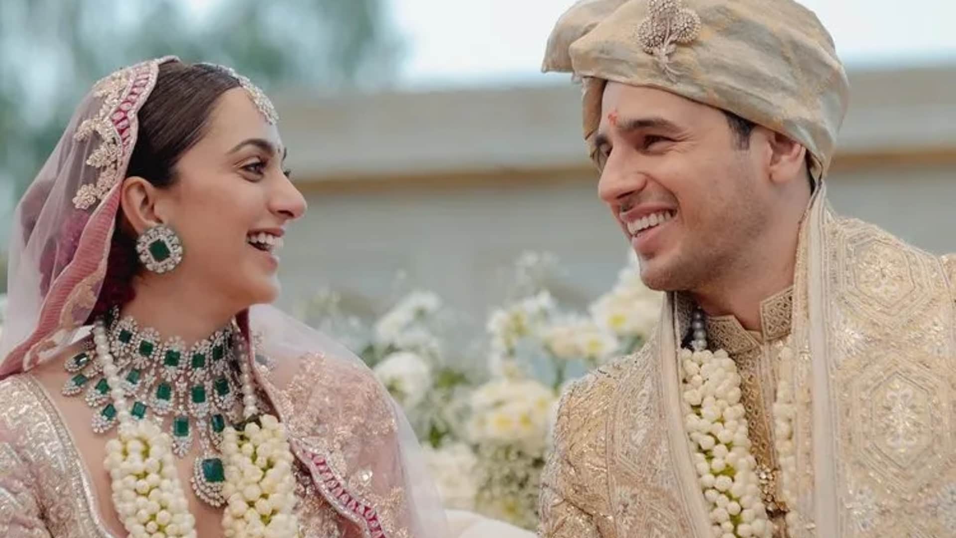 Sidharth Kiara wedding couple spotted on jaisalmer airport see first image marriage in rajasthan