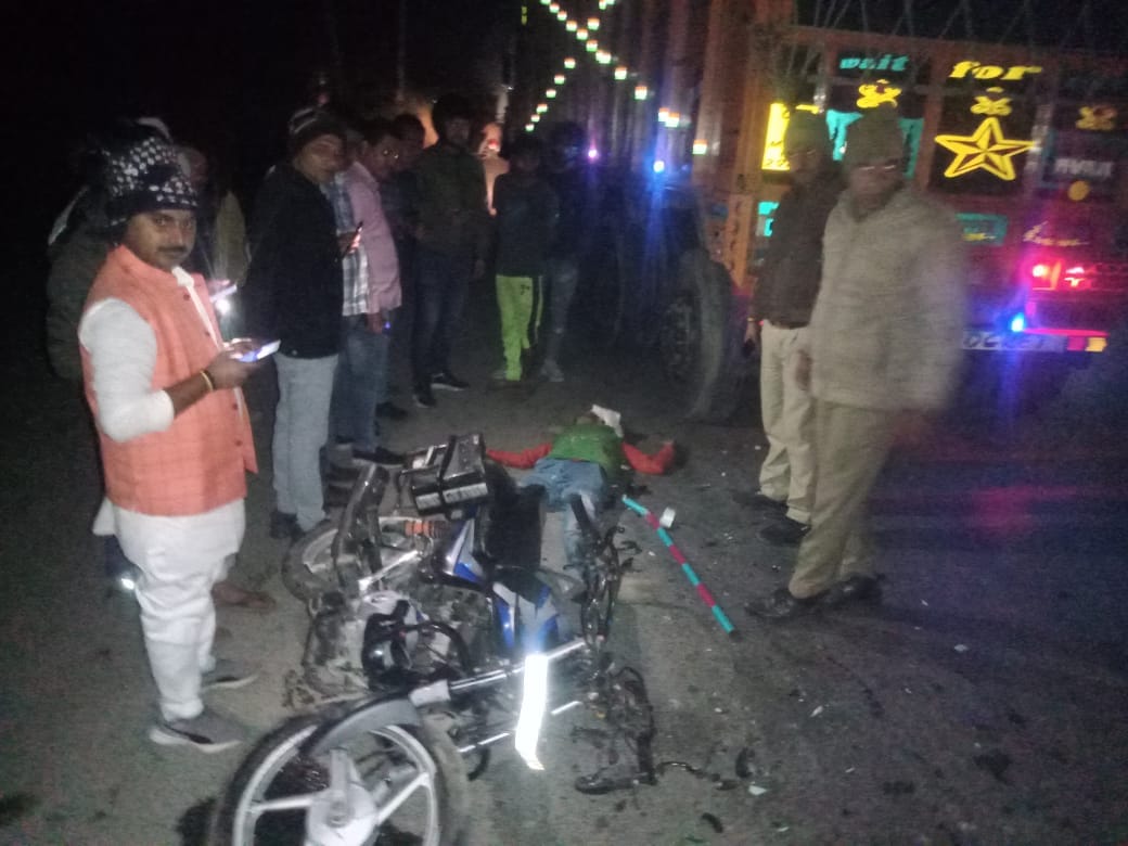 Azamgarh accident: The truck hit the bike strongly, the youth riding the bike died on the spot