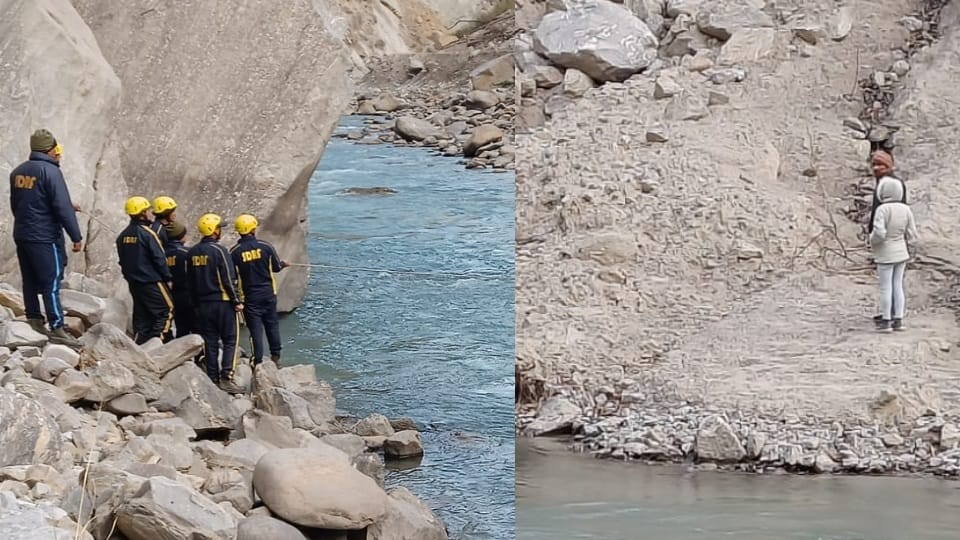 Uttarakhand Chamoli news : SDRF Rescue Two tourists who Stuck across Dholi river in Vishnuprayag
