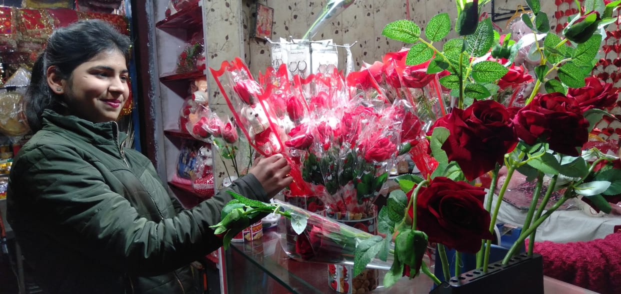 Valentine Week begins with Rose Day Propose Day today Dehradun uttarakhand news in hindi