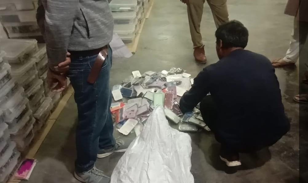Fake spare parts of Apple Mobile being sold in varanasi market as genuine