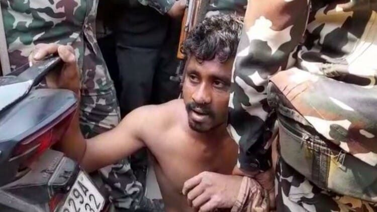 Bihar:सीवान में गजब किया वकीलों ने, बाइक चोर को पकड़ा और कोर्ट परिसर में कपड़े उतारकर पीटा - Bihar Lawyers Beat Up Bike Thief In Siwan Court Premises - Amar Ujala Hindi