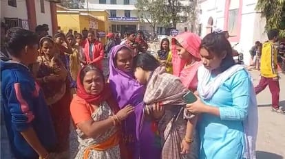 कैदी की मौत के बाद विलाप करते परिजन।