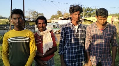 ग्रामीण का शव लेकर जिला अस्पताल पहुंचे परिजन।