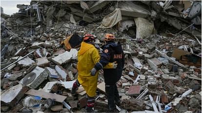 Turkey Earthquake: मलबे से 11 दिन बाद जिंदा निकला शख्स, निकलते ही सबसे पहले पूछा- मां कैसी है? तुर्की-सीरिया भूकंप