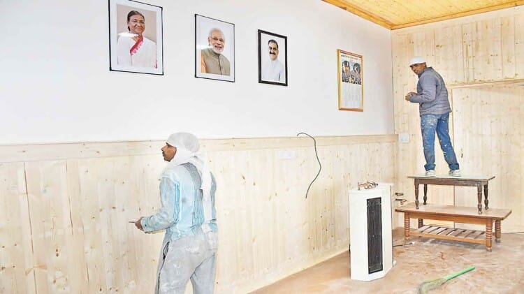 सचिवालय में रंग-रोगन का काम।