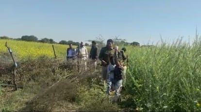 खेत में पहुंची पुलिस