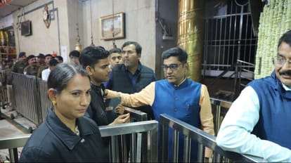 लाइन में लगकर व्यवस्थाओं का जायजा लेते अधिकारी