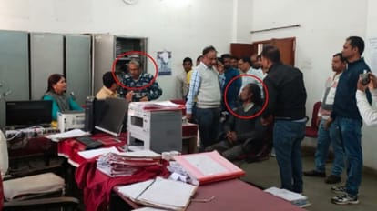 पांच हजार की रिश्वत लेते हुए रीडर और चपरासी को गिरफ्तार किया है.