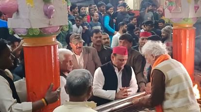 वाराणसी में अखिलेश यादव: दर्शन पूजन कर संकटमोचन मंदिर के महंत से की चर्चा, देर रात पप्पू की अड़ी पर पहुंचे संकटमोचन मंदिर में अखिलेश यादव