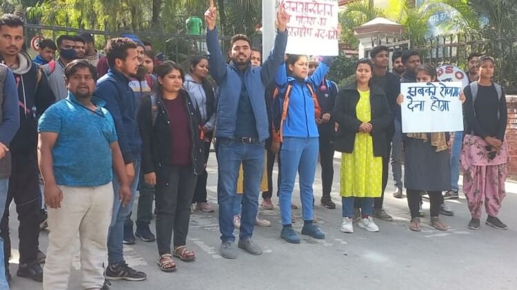 ऐसे में नकलरोधी कानून लाने के बाद ही कोई परीक्षा करवाई जाए। लगातार भर्तियों में धांधली की खबर सामने