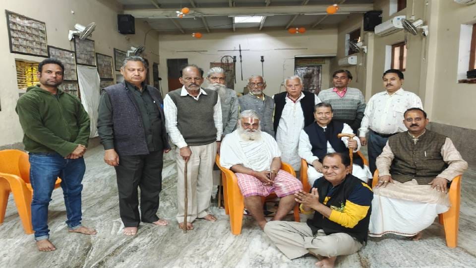 agitators opposing Banke Bihari Corridor in Vrindavan went to temples and sought support of saints and mahants