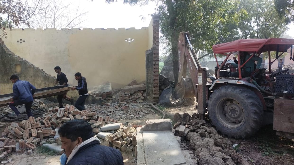 Meerut News: Bulldozer removed illegal encroachment from pond in Lavad