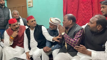 Akhilesh Yadav met relatives of arms dealer in ballia asked why bulldozer not run on usurers
