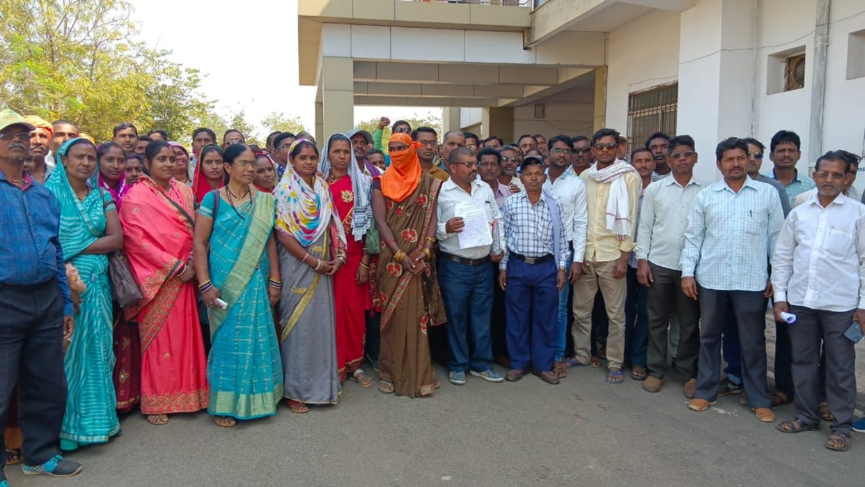 kisan mitra protest collectorate in balod for not getting honorarium
