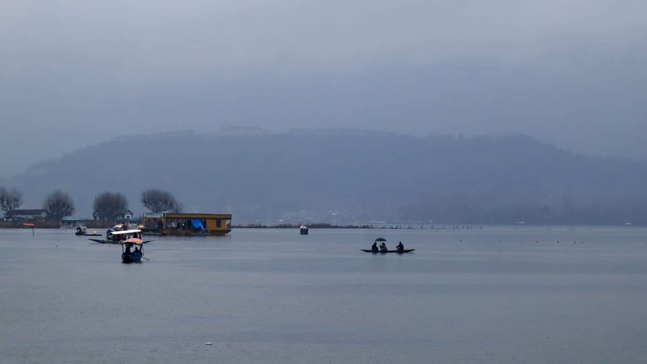 Jammu kashmir Weather rain and snowfall alert for avalanches in 12 districts