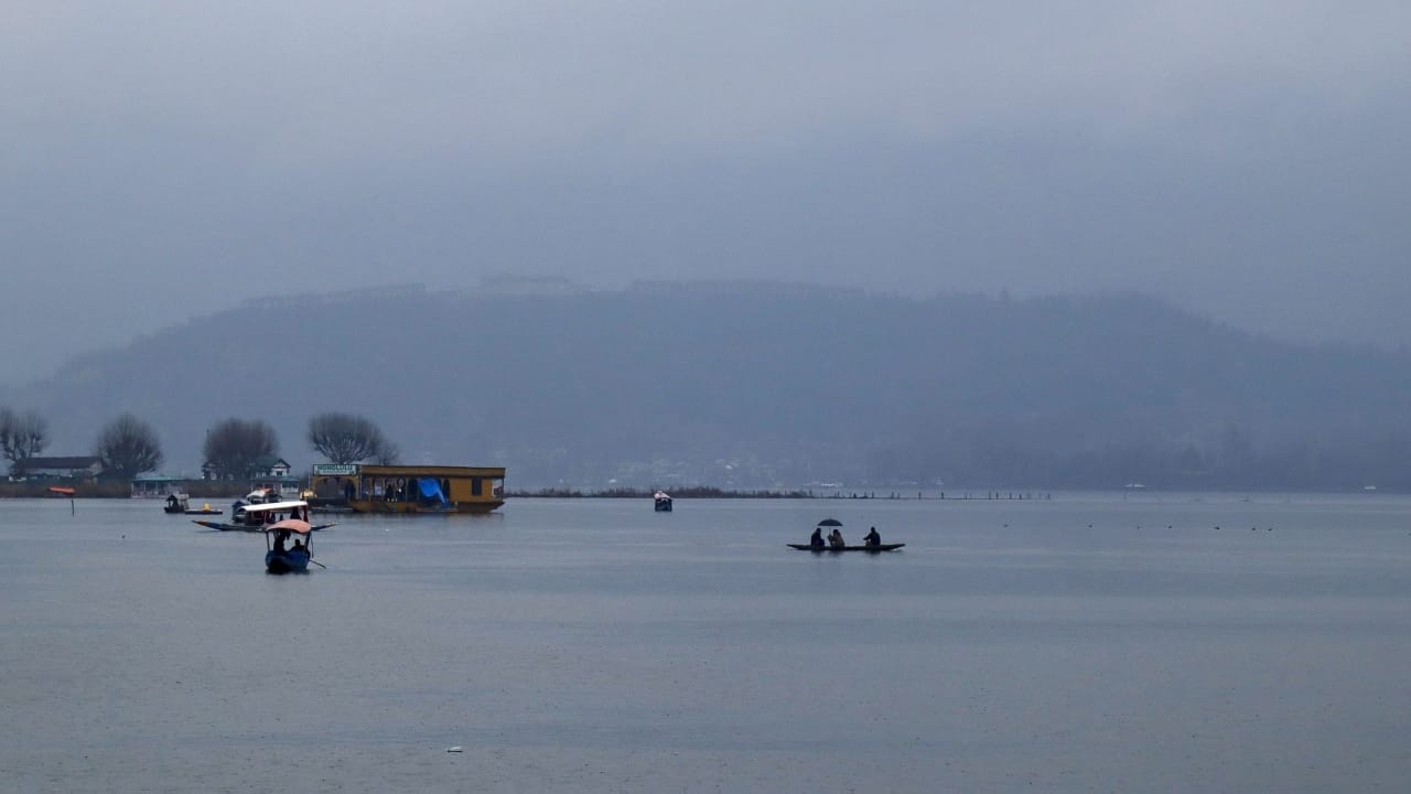 Jammu kashmir Weather rain and snowfall alert for avalanches in 12 districts
