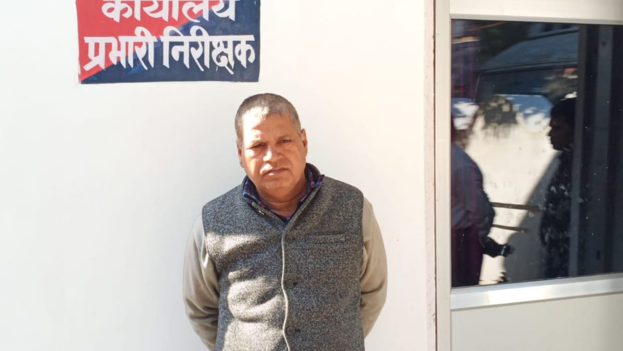 Anti Corruption Team arrests lekhpal while taking bribe.